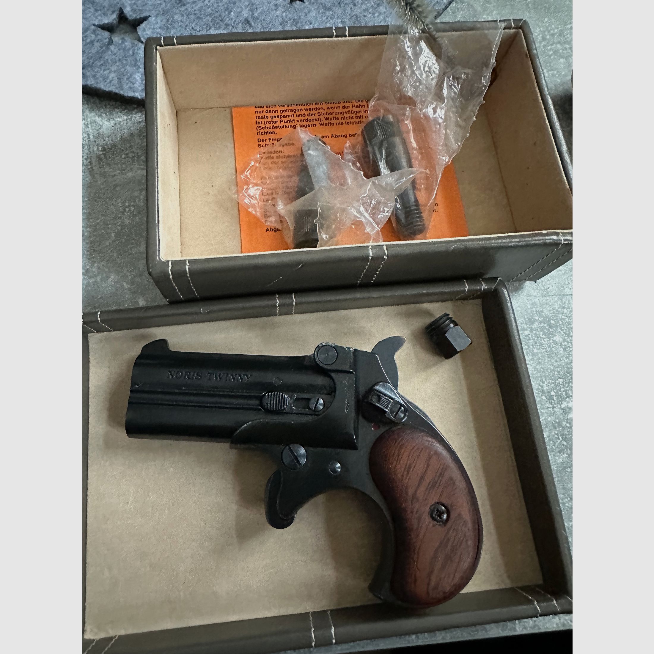 Noris Twinny cal. 9mm Knall / Gas con impugnature in legno PTB 560