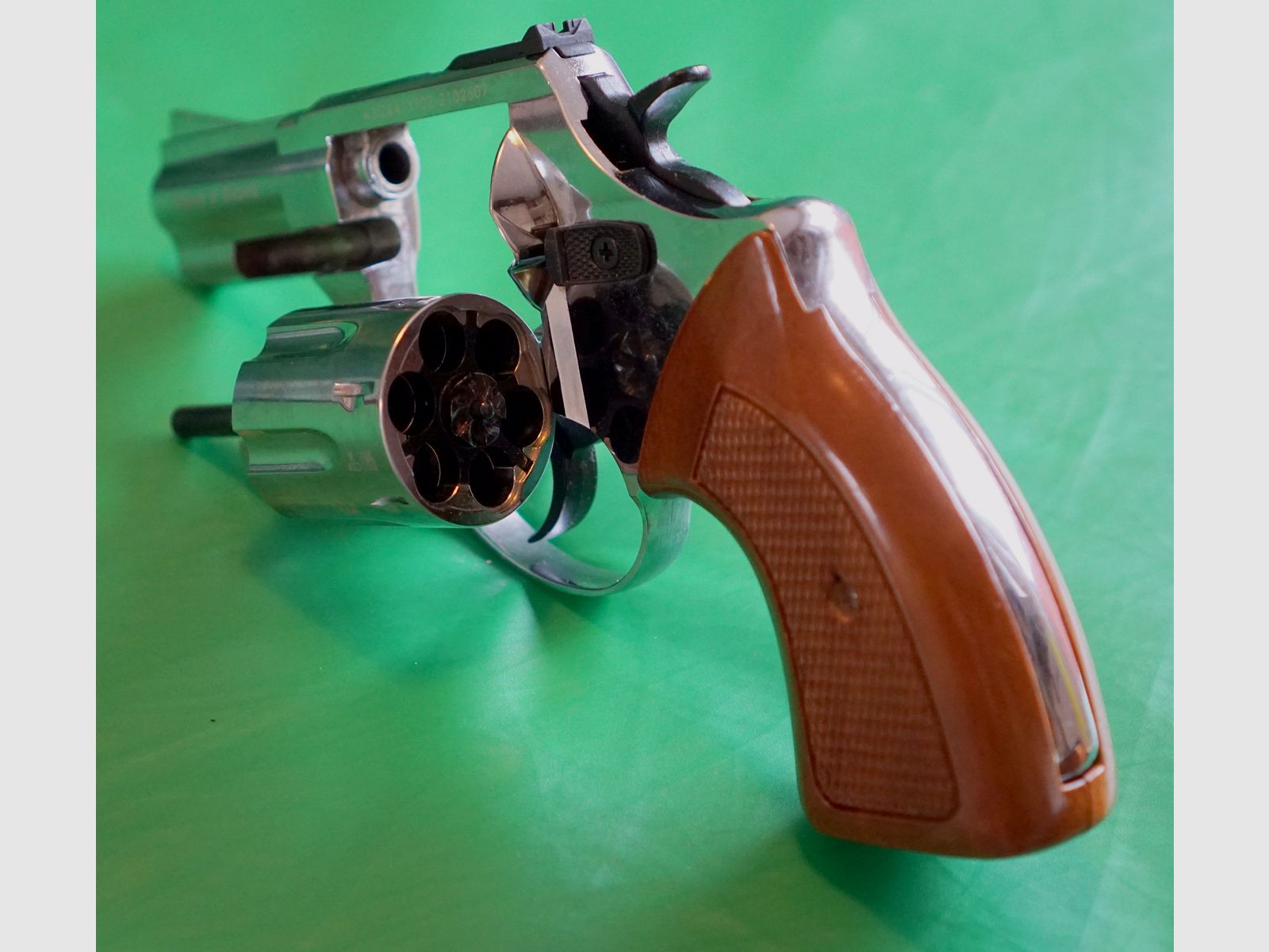 Zoraki R1 2,5 pulgadas cromo con aspecto de mango de madera 9mm R.K. (PTB 1022) como nuevo.