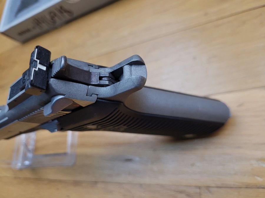 Sehr schöner und seltener Automag II – Kaliber 22 Magnum – Herstellung AMT – Edelstahl von A bis Z – Selten sechs Zoll – Ausgezeichneter mechanischer Zustand – Originalverpackung – 3 Magazine – Custom-Holster der Marke Pony – Neuwertig!, Bild 12 von 21
