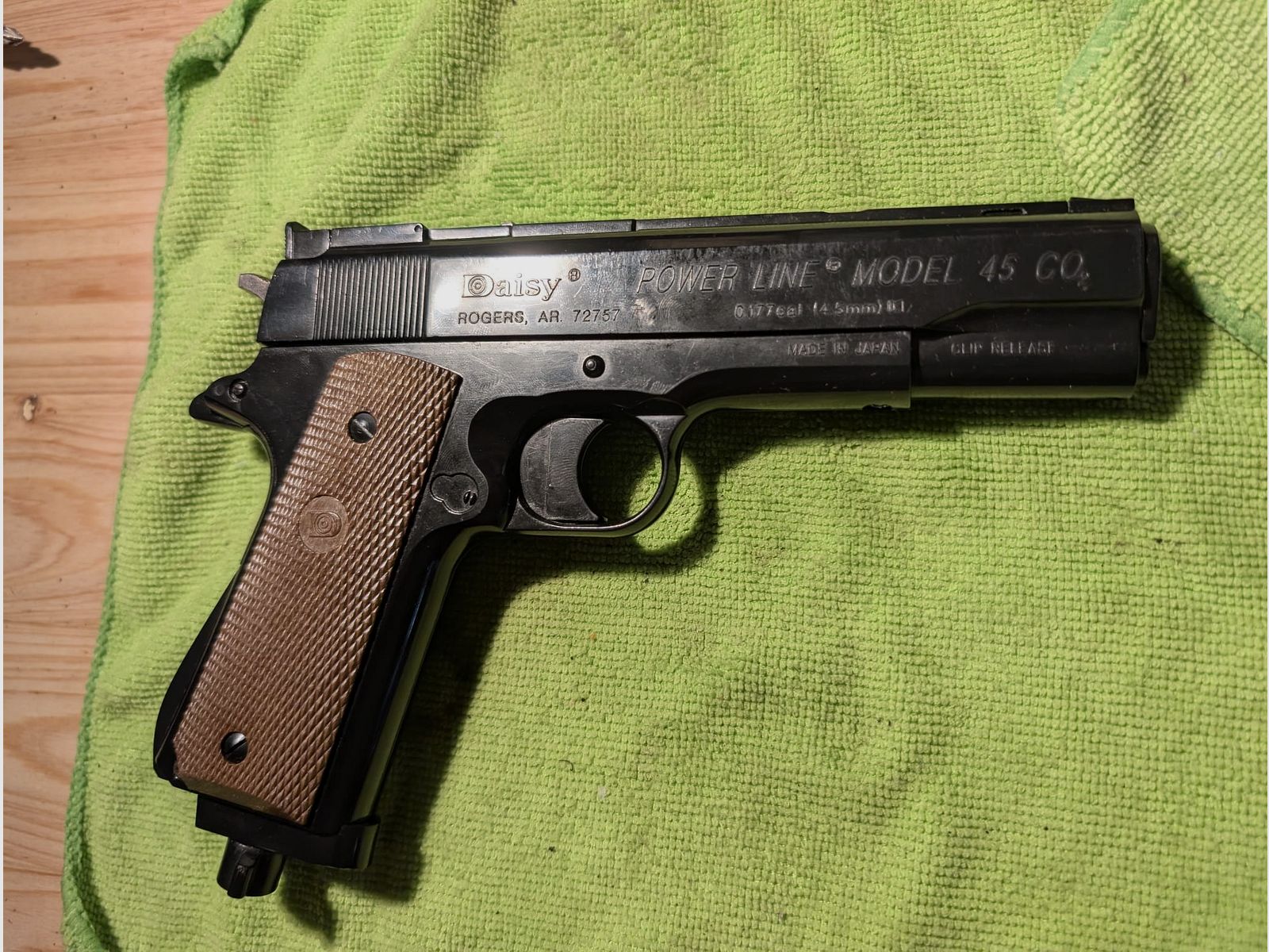 Pistolet CO2 Daisy Mod. 45 Power Line 45 4,5 mm Diabolo similaire au 1911