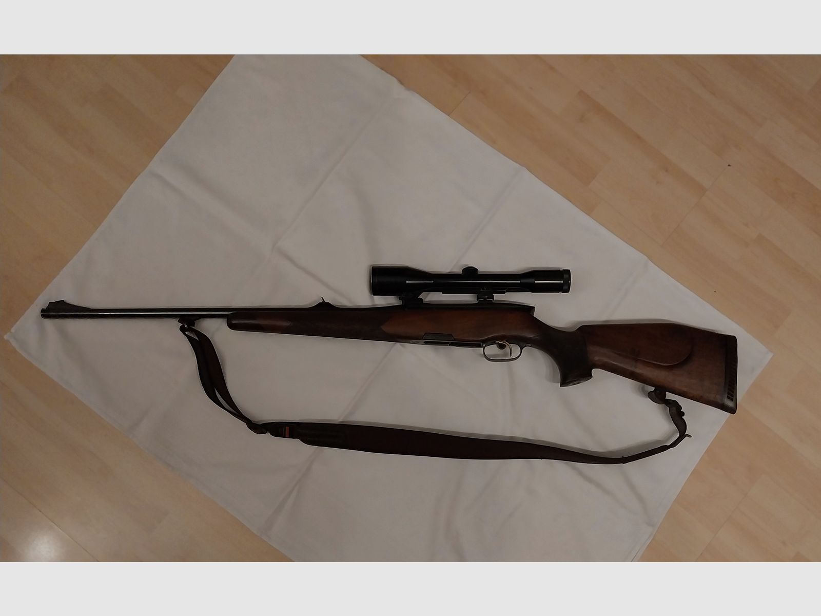 Steyr-Lux repeating rifle caliber 6.5×57/ZF Zeiss 6×42-Abs. 1-fixed mount-used. Very good condition/Best shooting performance according to test certificate. €950.00 - self-collection. Sale only to holders of a purchase permit.