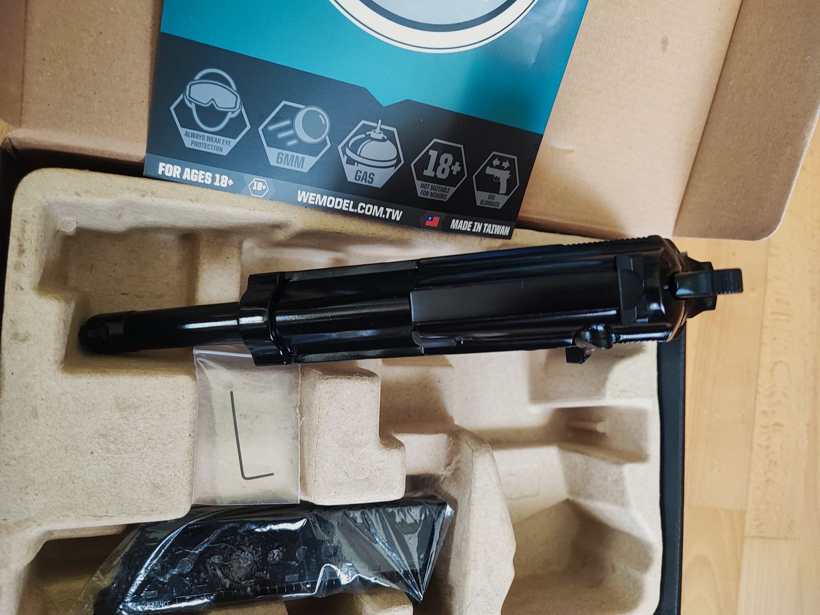 WE Walther P38 WW2 Full Metall GBB Airsoft Gun plus Zubehör