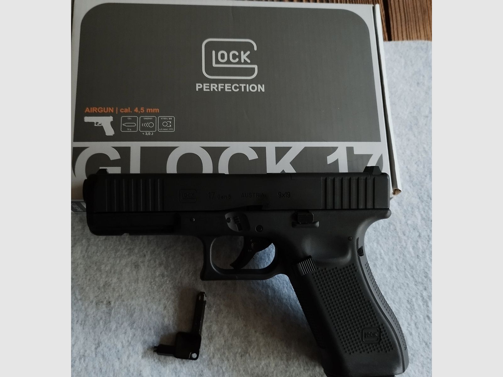 Glock 17 Gen 5 CO2 4.5mm BB with blowback and remaining warranty