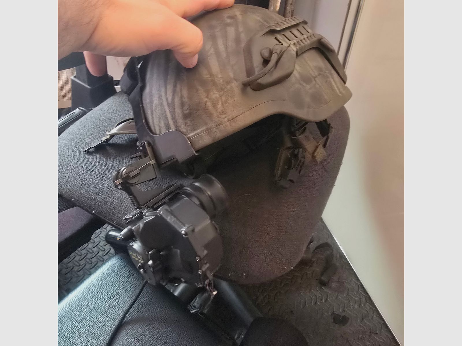 Nachtzichtapparaat restlichtversterker met helmbevestiging en draagkap, dus om te dragen zonder helm