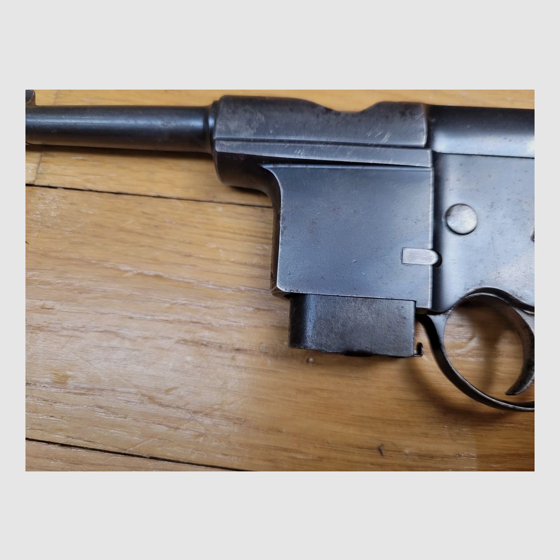 Rarissimes Pistol Charola Modell 1897 – Selbstladepistole im Kaliber 7mm Clément, auch Teuf Teuf genannt – Die seltenste Variante des Charola y Anuita – Weniger als 700 Exemplare – Abnehmbares Magazin und originale Bakelit-Griffschalen – Erste spanische Automatikpistole – Picareske Reduktion des legendären C96 – Außergewöhnliches Stück Geschichte in Kategorie D – Allgemein in sehr gutem Zustand!, Bild 6 von 22