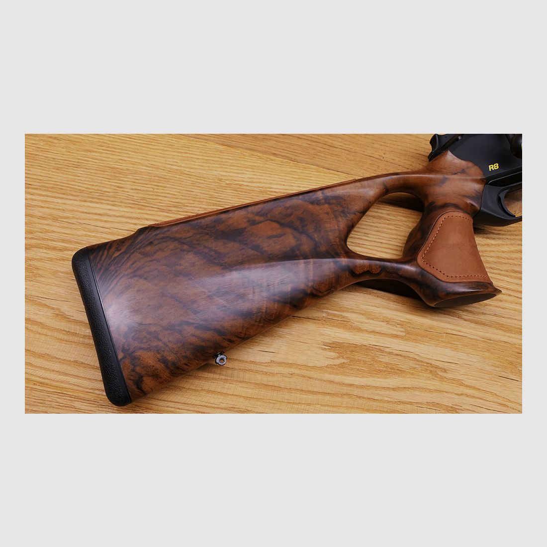 Blaser R8 Success / HK7 Super Fini mat / Cuir Chesterfield / Boule en acier avec ligne dorée / Calibre et longueur de canon au choix / Filetage M15x1 / ÉPOUSTOUFLANT