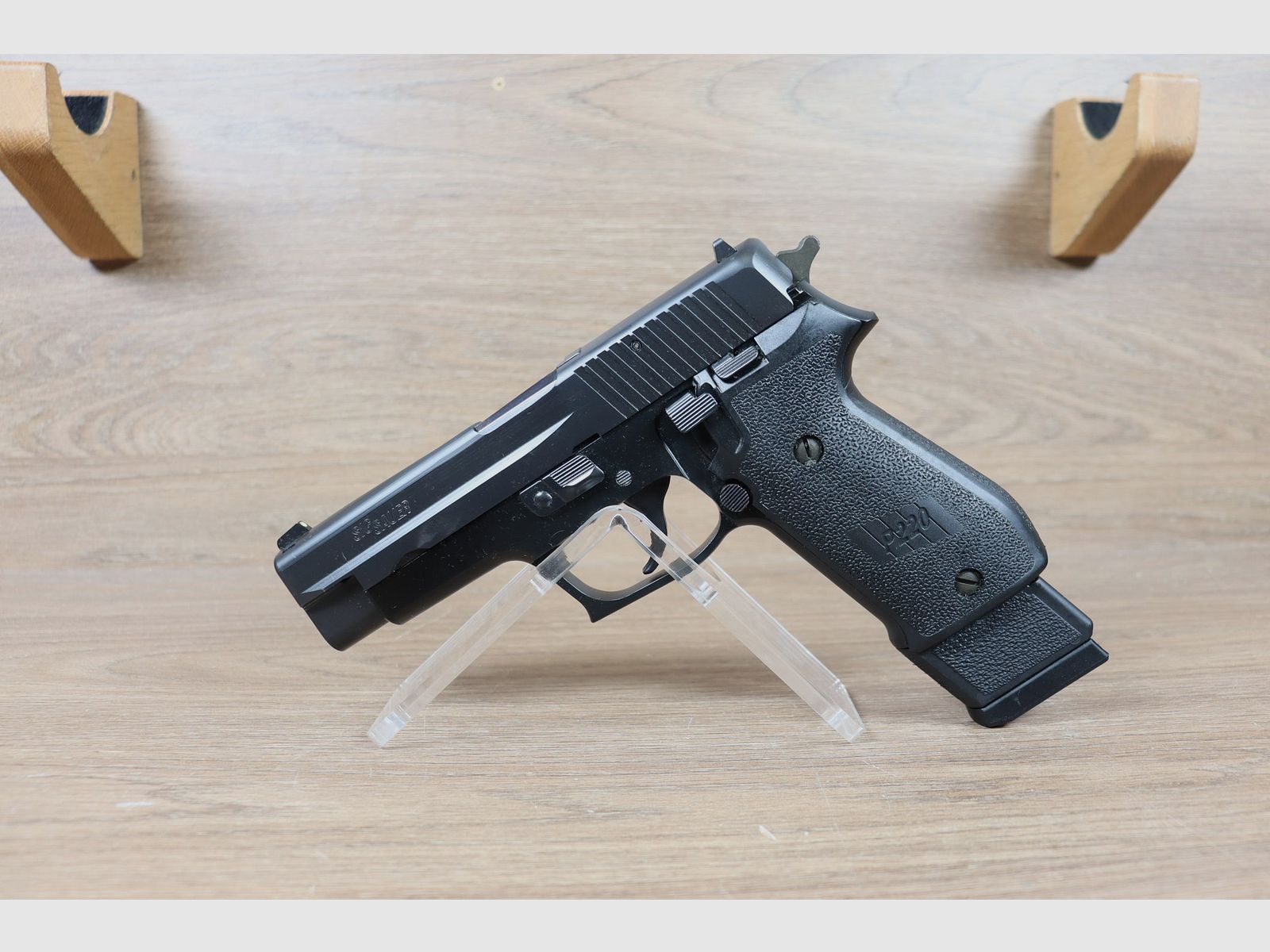 P220, afbeelding 2 van 2