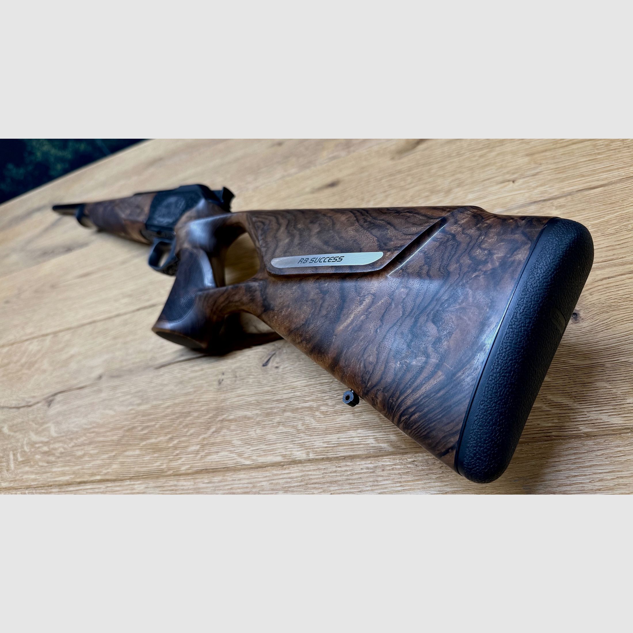 Blaser R8 Grand Luxe Success / Holzklasse 6 / Seidenmattes Finish / Goldener Abzug / Systemkasten + Magazineinheit graviert / TRAUMWAFFE