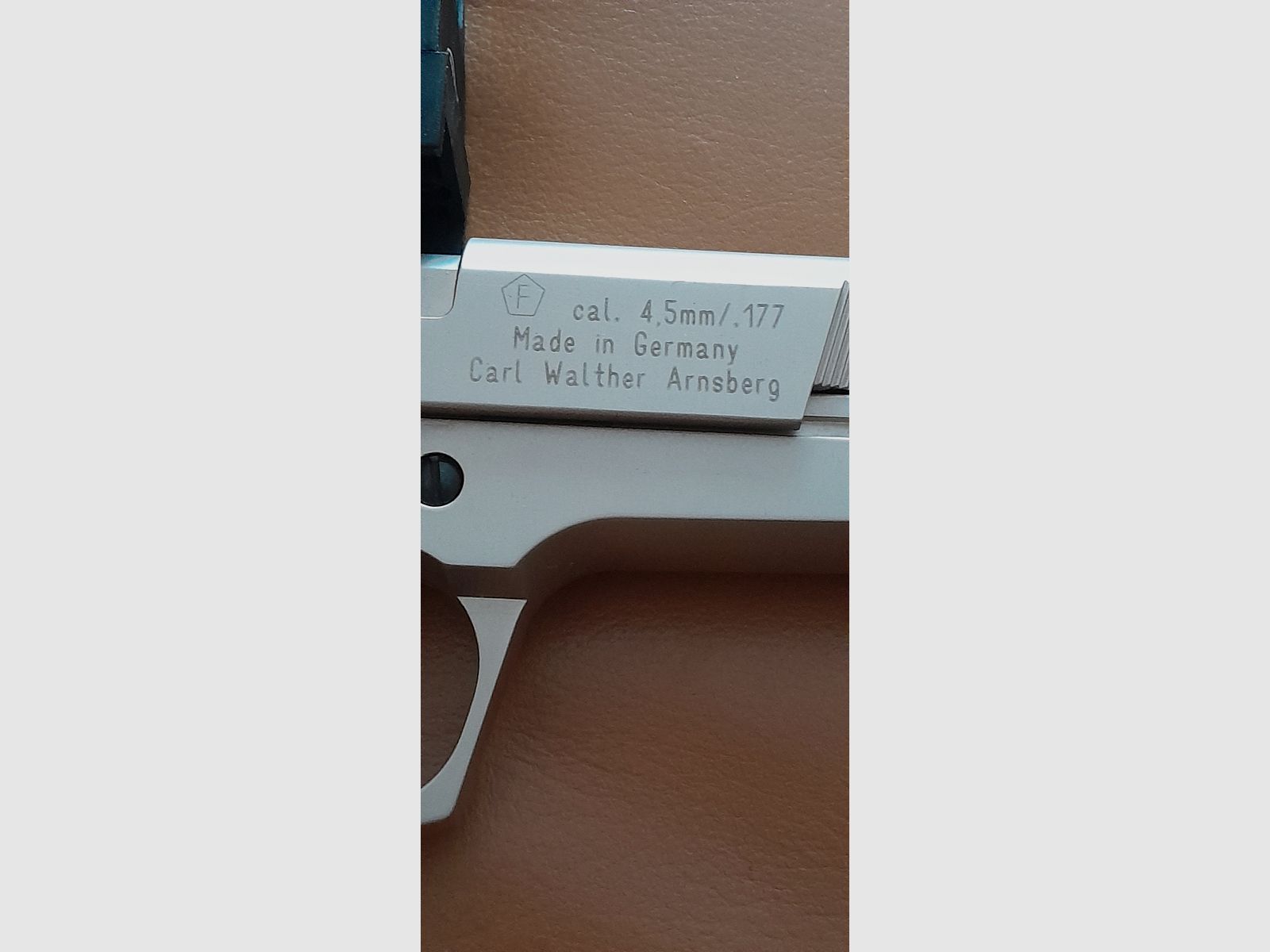 Vernickelte Walther CP88, CO2-Pistole, mit Echtholzgriffschalen und Rotpunktvisier