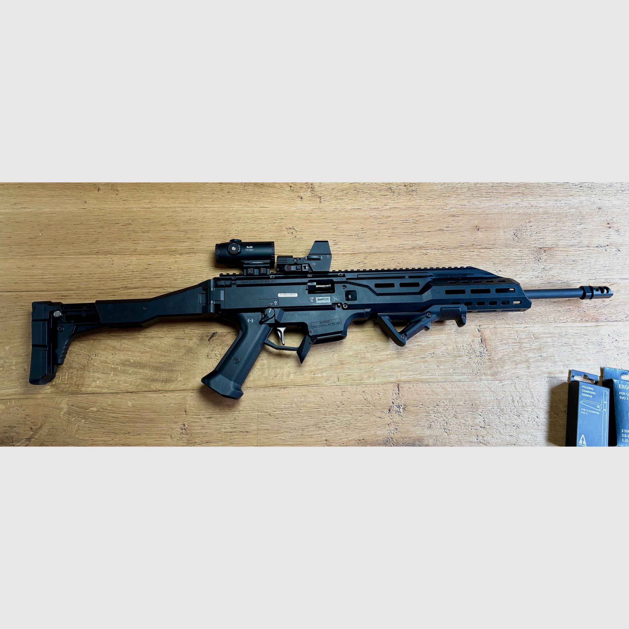 Selbstladebüchse CZ Scorpion Evo 3 S1 Carbine Sportabzug, Schubschaft klappbar,  Kompensator – Kaliber 9 mm Luger inkl. Red Dot u 5fach Magnifier