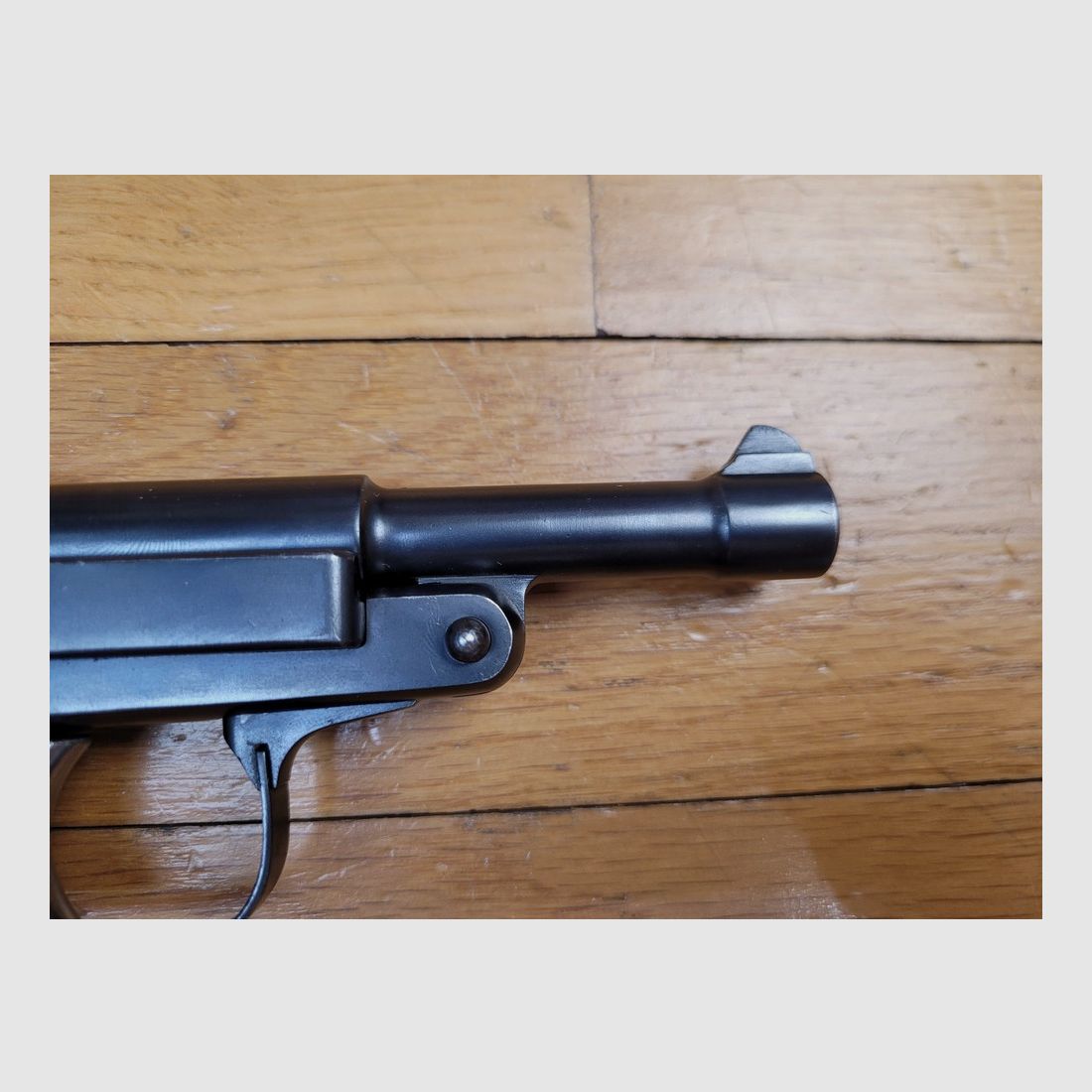 Martial en zeer zeldzaam pistool Le Français type Leger van het eerste type – Minder dan 600 geproduceerde wapens – Kal. 9 Browning Long – Art Deco parel – Opmerkelijke afwerkingen – Originele stijve bluing – Perfecte grepen – Spiegelloop – Zeer aangename trekker – Een echte Franse Parabellum – Museumstaat!, afbeelding 11 van 26
