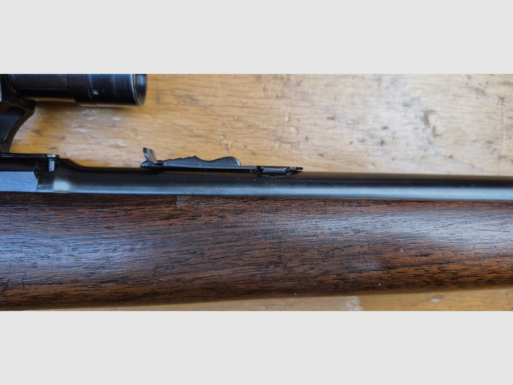 Sehr schöne Winchester Model 77 – Selbstladebüchse im Kal. 22LR – Die Begleiterin des jungen Amerikaners nach dem Krieg – Ideale Waffe zur Jagd auf Ungeziefer und persönlicher Feind jeder Dose! – 8 Schuss – Sehr schöne Verarbeitung von Winchester New Haven aus 1962 – Zustand mehr als sehr gut – TBE++, Bild 38 von 41