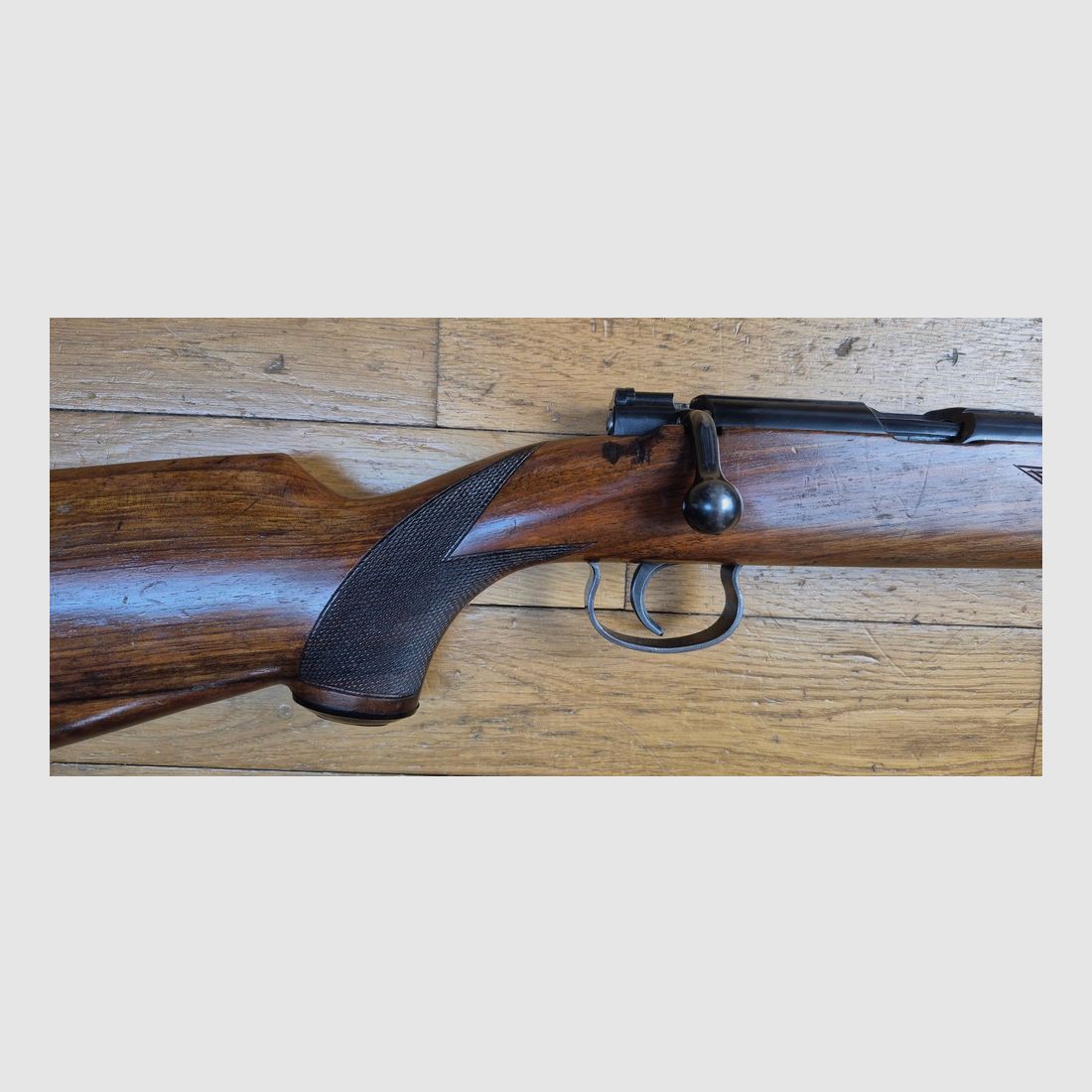 Sehr schöne Wettbewerbsbüchse Mauser ES350 B – III. Reich – Modell Meisterschaftsbüchse – 22LR – Anfängerwaffe 1936 – Mono-Nummer – Premium Lauf – Ein Sprung an der Spitze des Schaftes, aber insgesamt in ausgezeichnetem Zustand, fast neu – TBE, Bild 5 von 35