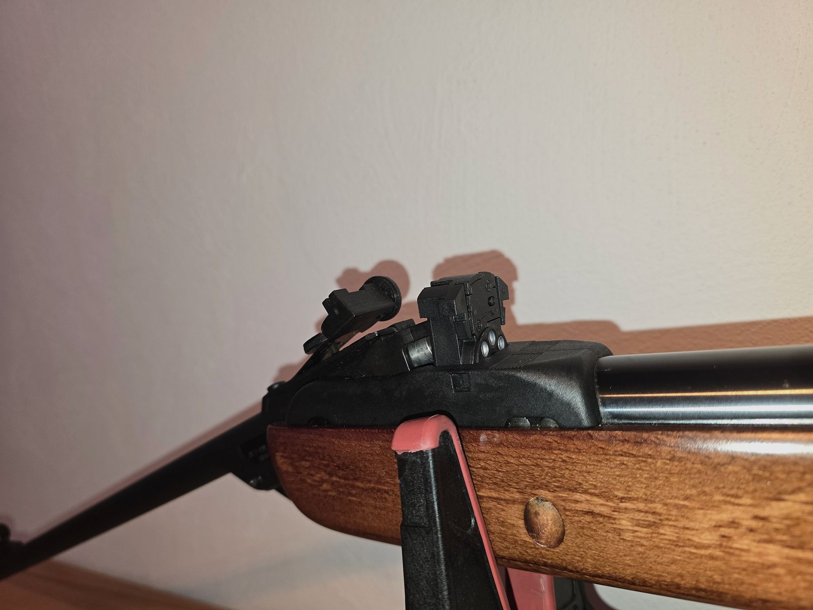 Carabina de aire comprimido GAMO MULTISHOT 8 disparos, con mira abierta en calibre 4,5 mm con 4 cargadores