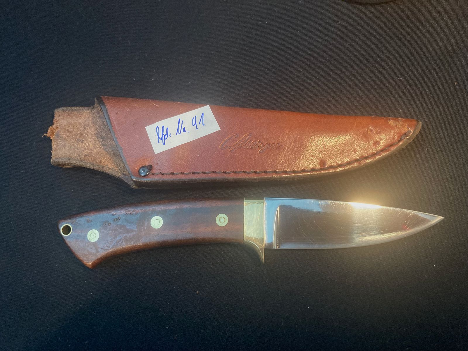 Gürtelmes, houten handvat, messing beslag, leren schede, jachtmes 41