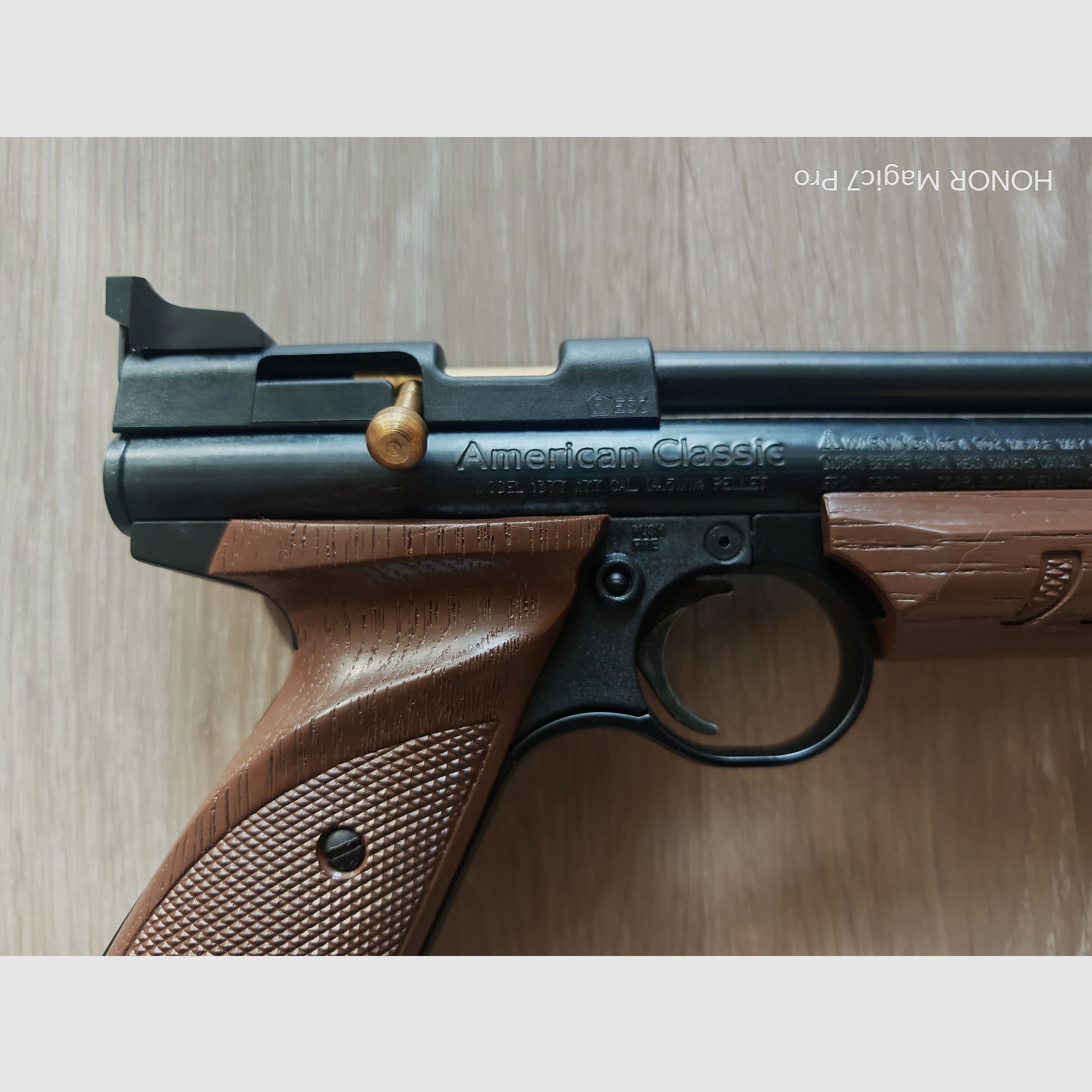 Strong Crosman 1377 air pistol with case, like new!