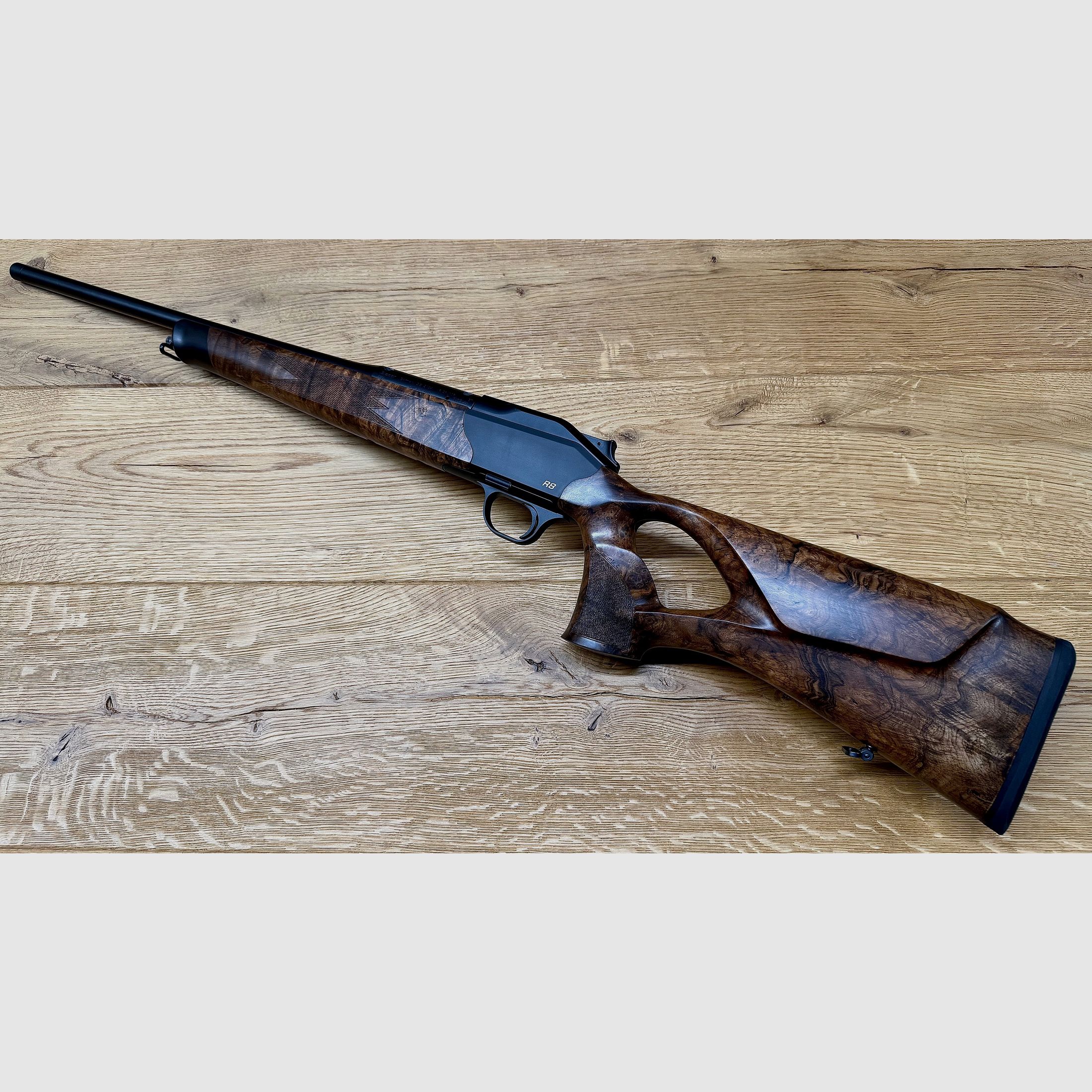 Blaser R8 mit traumhaftem Zubehör-Lochschaft Holzklasse 8-9, goldenes R8 Logo, Kammergriff Selours, gekürzter Lauf, M15x1 Gewinde, Standard-Kaliber wählbar