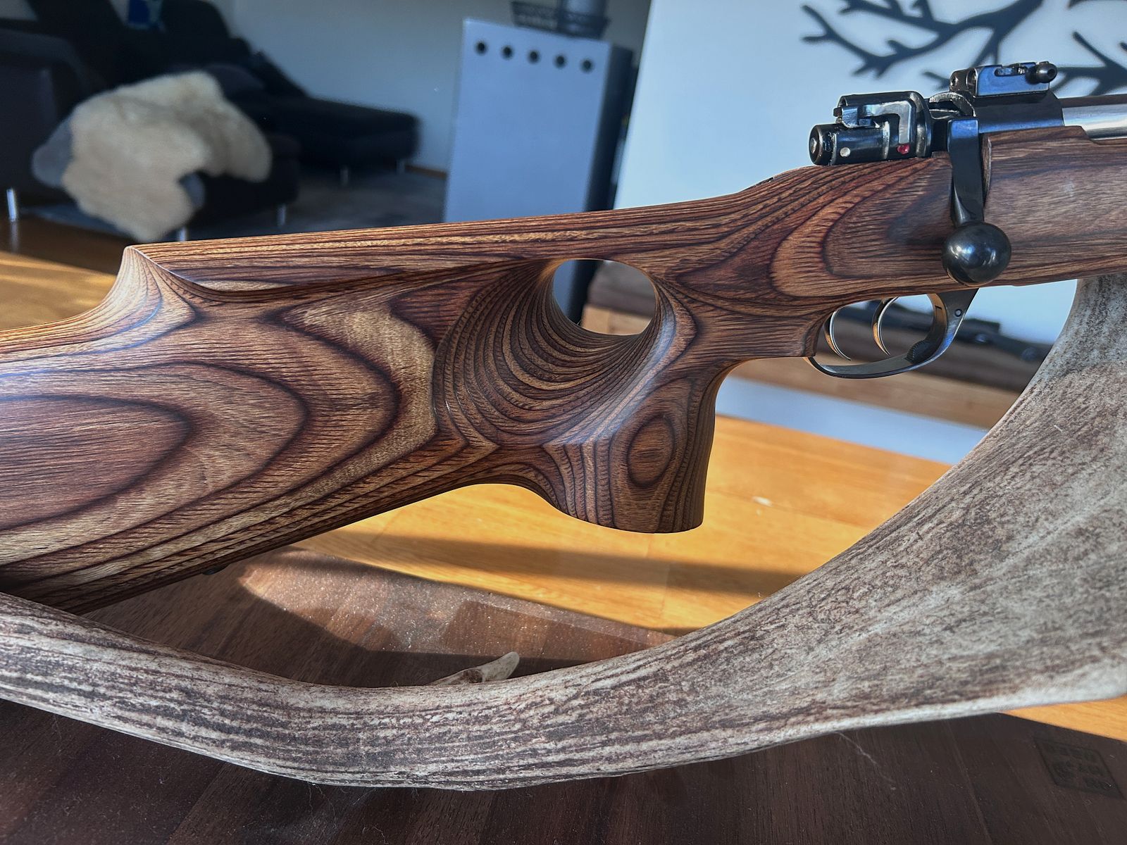 Kettner 98er 9,3x64 mit Schichtholz-Lochschaft und seitlicher Sicherung