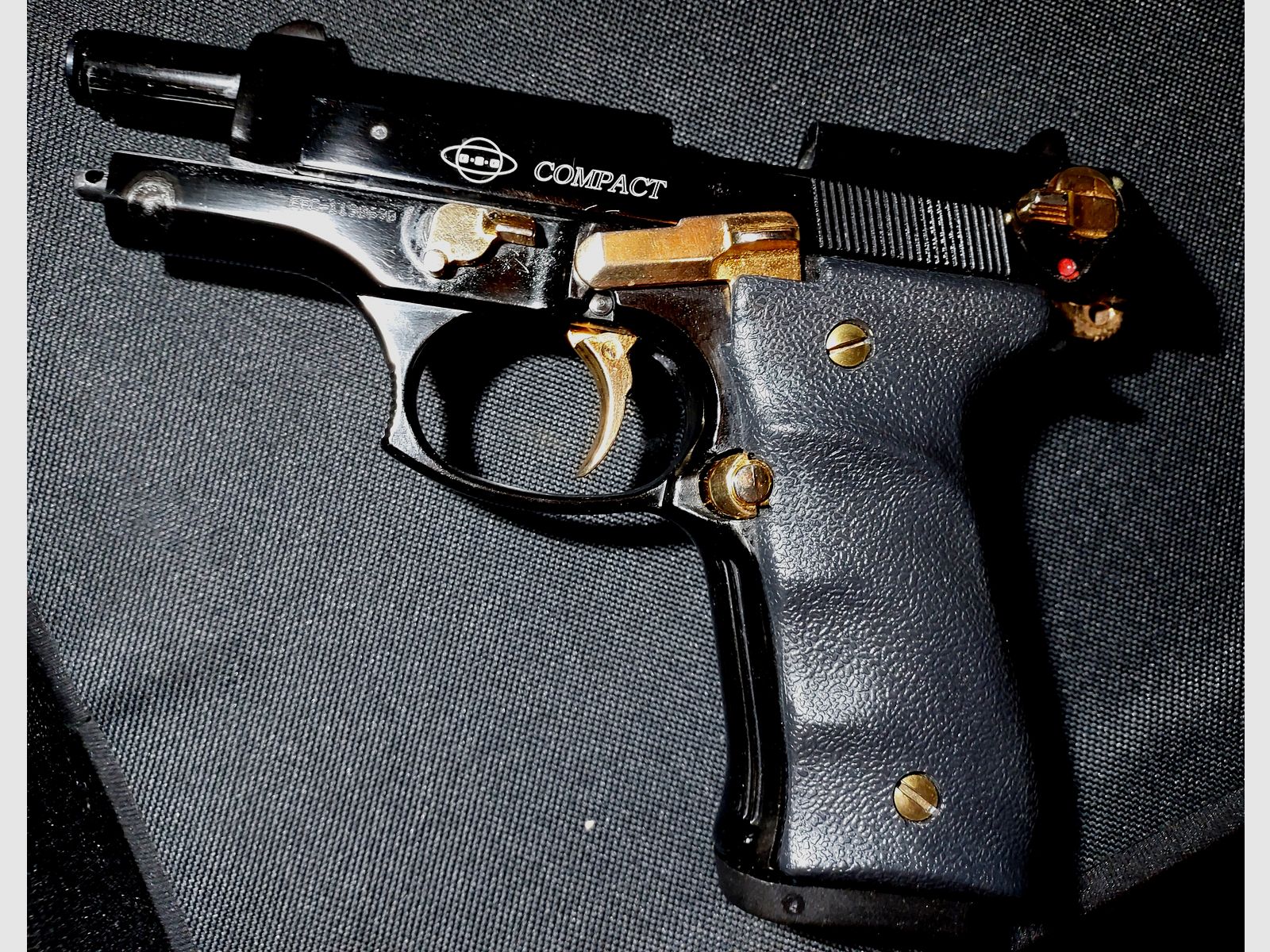 Pistola a gas Ekol Firat Compact in nero e oro, calibro 9mm P.A.K. (PTB 929)