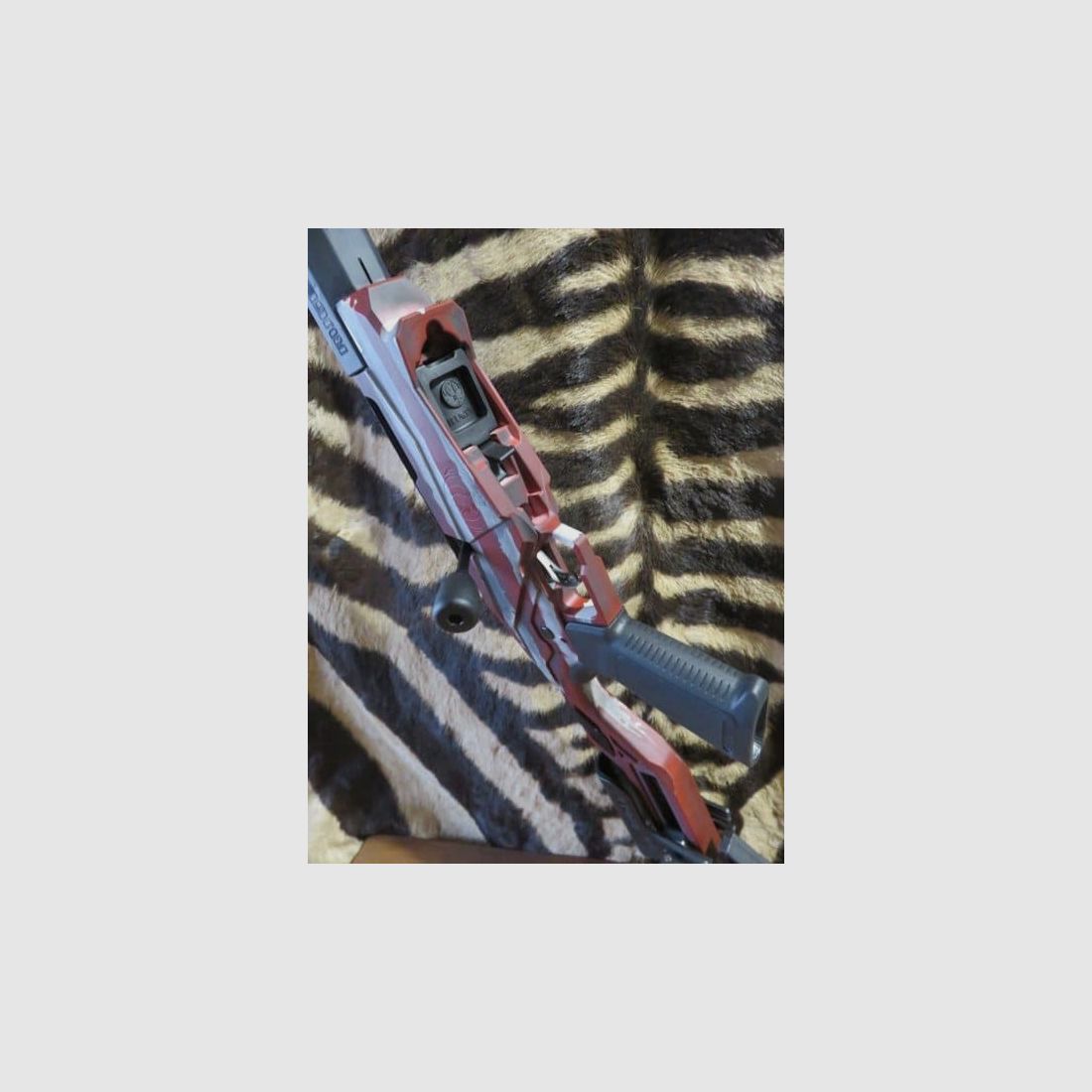 Repetierbüchse RUGER Precision Rimfire US Flag Kal. .22 lr Lauf 47 cm mit verstellbarem Schaft und Vorderschaft, Bild 6 von 7