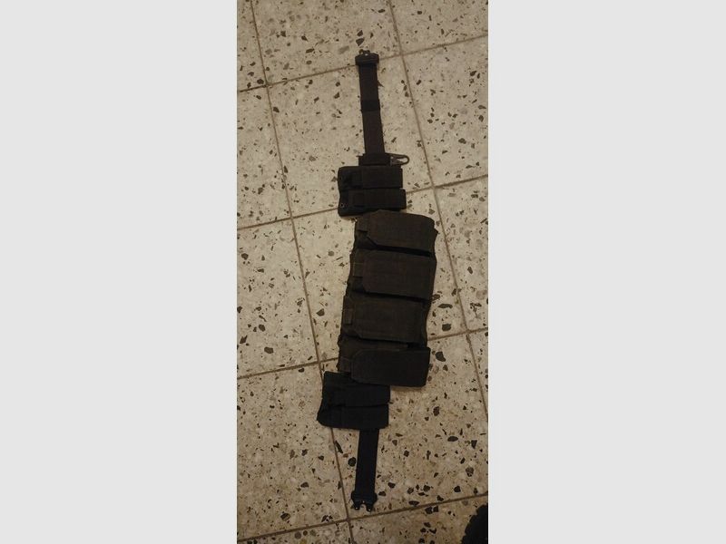 Mlitärgürtel mit vier Magazintaschen a drei Magazine 223 Nato+ 4 9mm Magazine.
