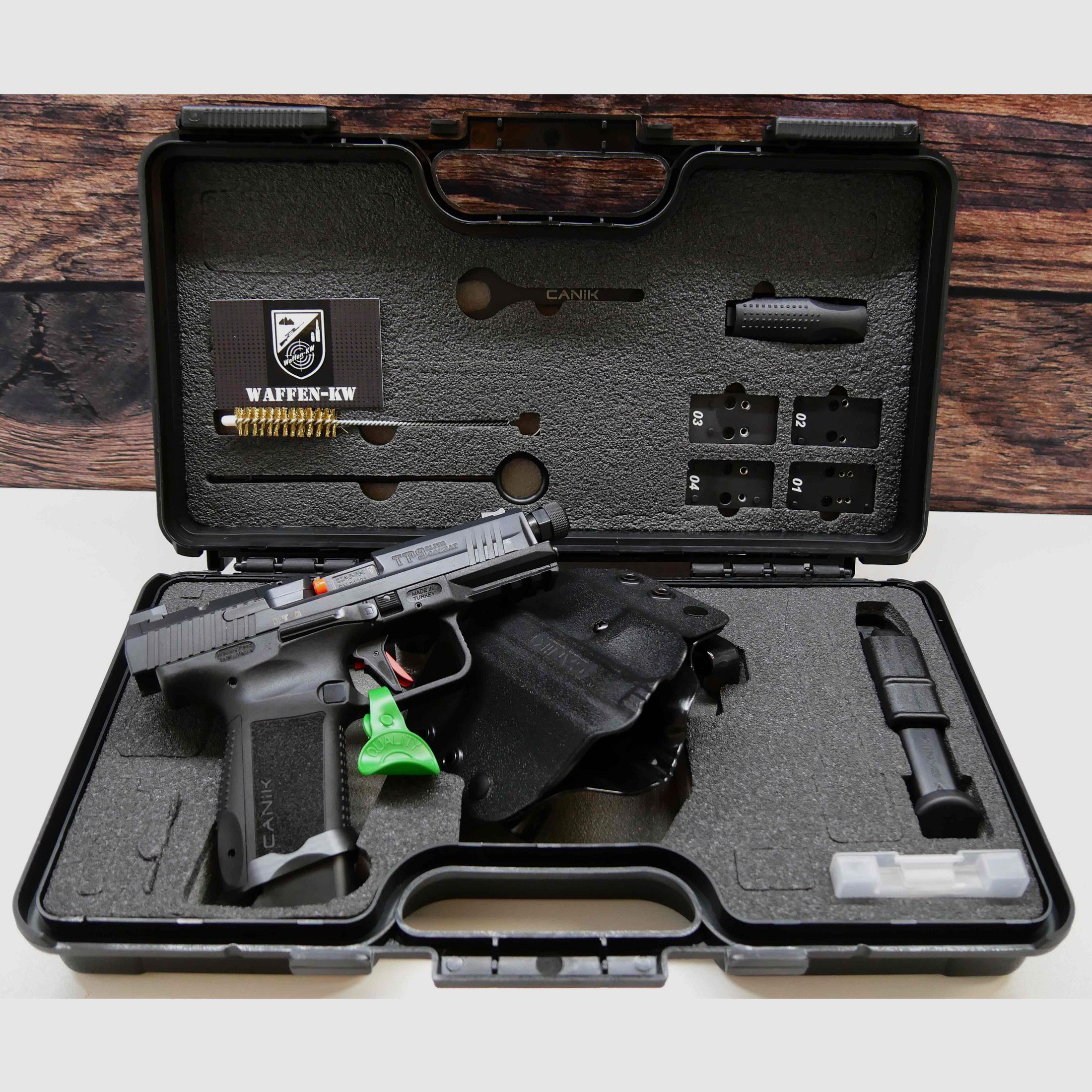 Pistola Canik TP9 Elite Combat nera 9x19 inclusa di accessori