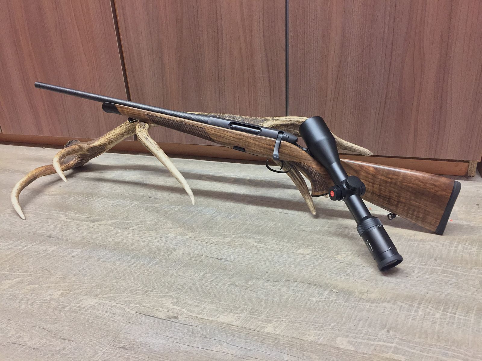 Steyr Mannlicher SM 12 Classic links, mit Leica Fortis 6 2,5-15x56 i