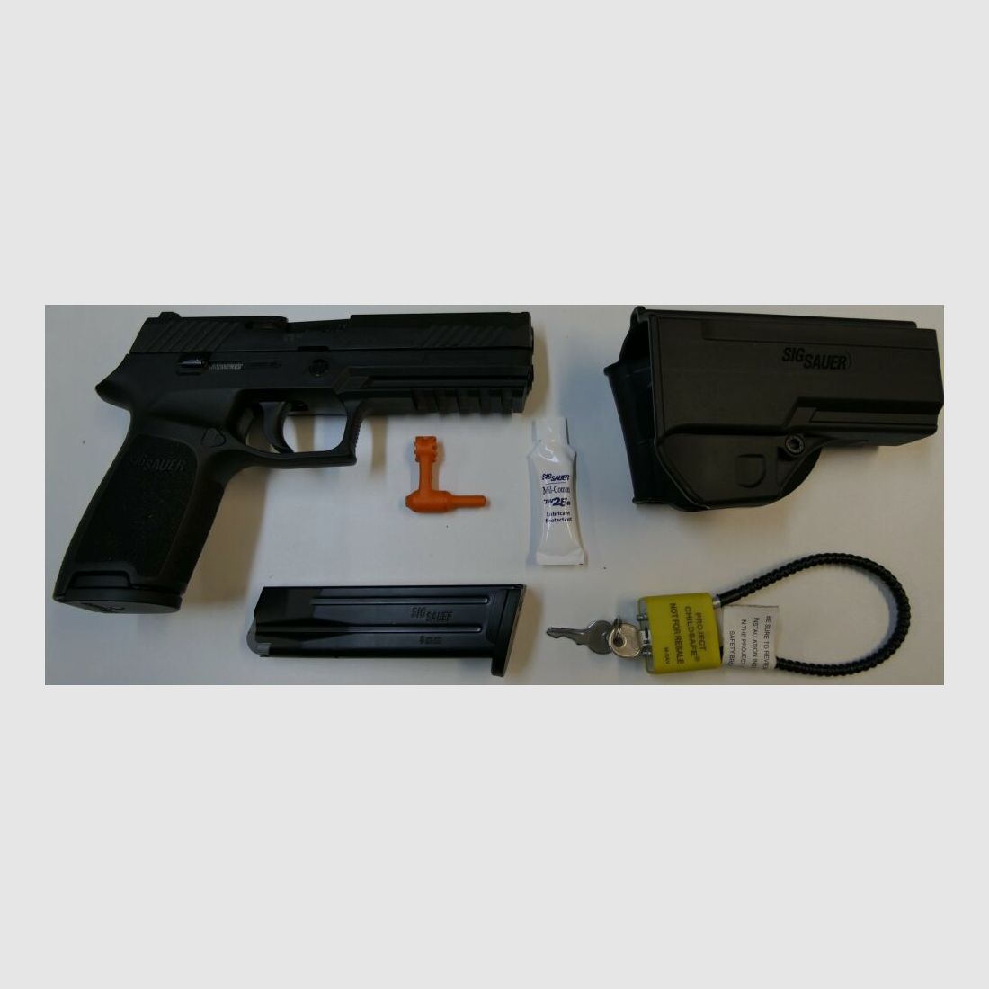 Sig Sauer P320F including holster and accessories