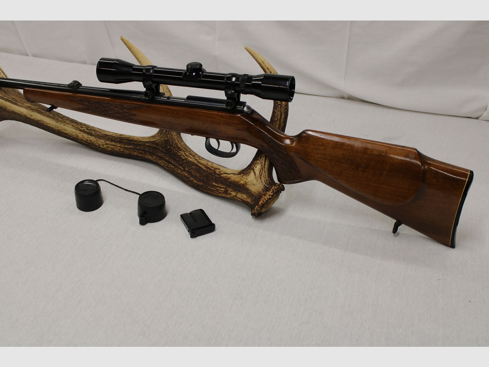 Carabine à répétition Anschütz Mod. 1515/16 .22 Magnum avec Waldläufer 4x32