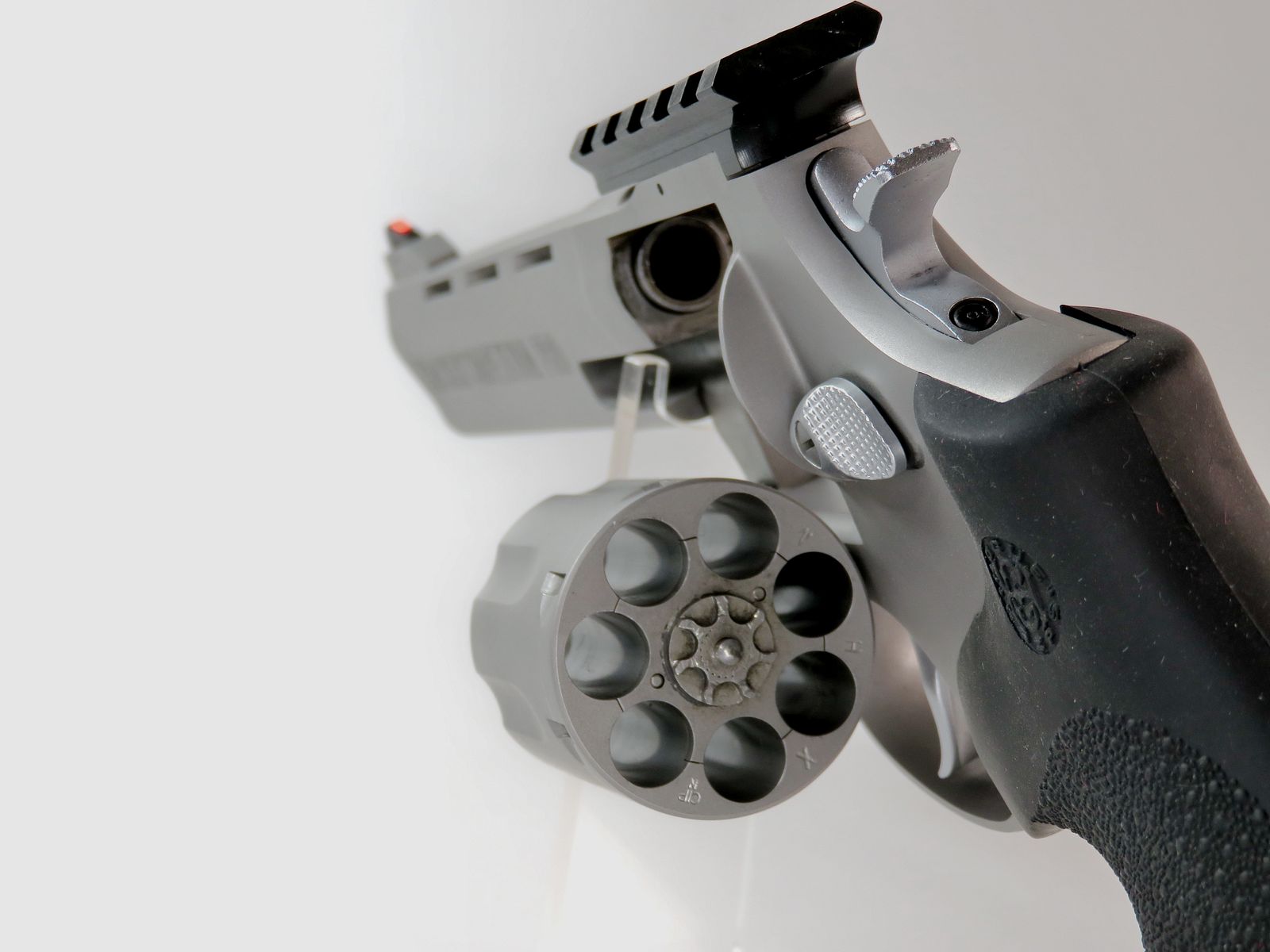 Neuwertiger Revolver Taurus Tracker Competition PRO 6" mit Weigand-Picatinny-Schiene und Hogue-Griff