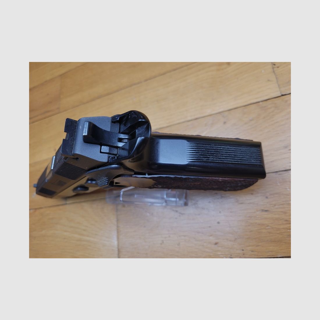 Sehr schöner Pardini GT45 Pistol – 45 ACP – Top-Aluminium-Gehäuse – 13-Schuss-Doppelmagazin – Alle Bedienelemente für Links- und Rechtshänder – Niedrig zugänglicher Verschlussfang – Petter-Verriegelung – Schräger Schaft im Luger-Stil – Luxus und Sport – Neuwertig, Bild 11 von 20