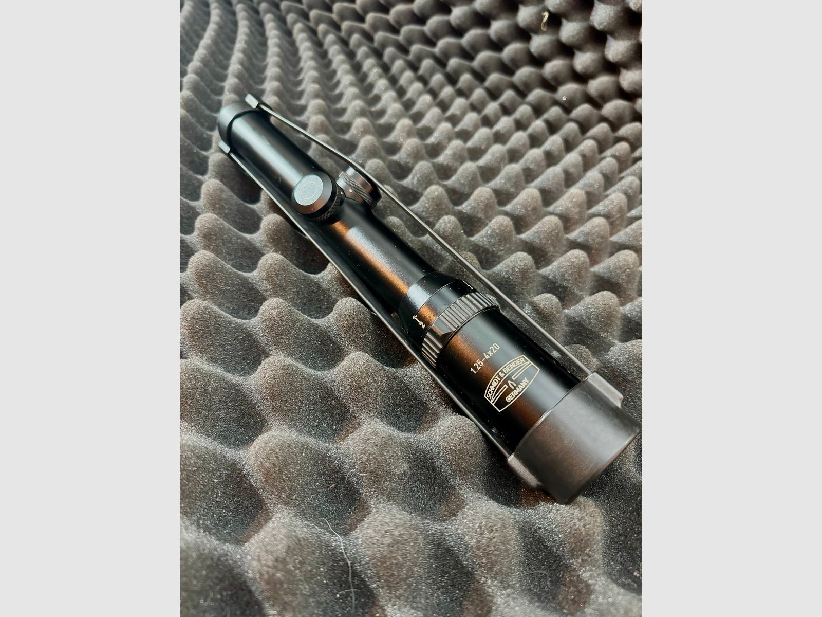 Schmidt & Bender 1,25-4 x20, retícula 4 en 1. Plano de imagen, riel exterior