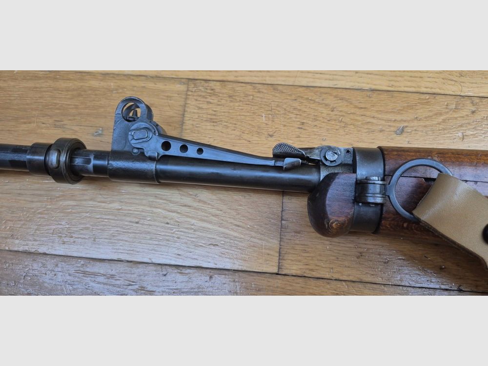 Schönes und sehr seltenes Selbstladeflinte MAS 49-56 – Originalkaliber 7,5 x 54 MAS – Mythische Waffe – Sehr gute mechanische Funktion – Schöner Lauf mit klaren Zügen – Guter ästhetischer Zustand – zwei 10-Schuss-Magazine – Nachtsicht- und Platzpatronenfunktion (selten) – Gewehrriemen – Seltene Waffe in TBE+, Bild 31 von 35