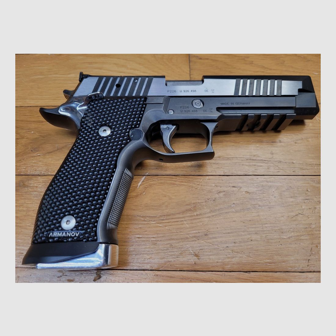 Exceptionnel Sig Sauer X Five « Black and White » – Cal. 9×19 – Fabrication du Mastershop Sig Sauer – Simple action uniquement – Départ prodigieux – 2 chargeurs 19 coups – Sûreté ambidextre – Plaquettes d&rsquo;origine + Armanov – Guidon fibre optique – Coffret outils documents – La Batmobile des armes de poing moderne ! – Occasion à l&rsquo;état véritable de Neuf absolu !, image 18 sur 30