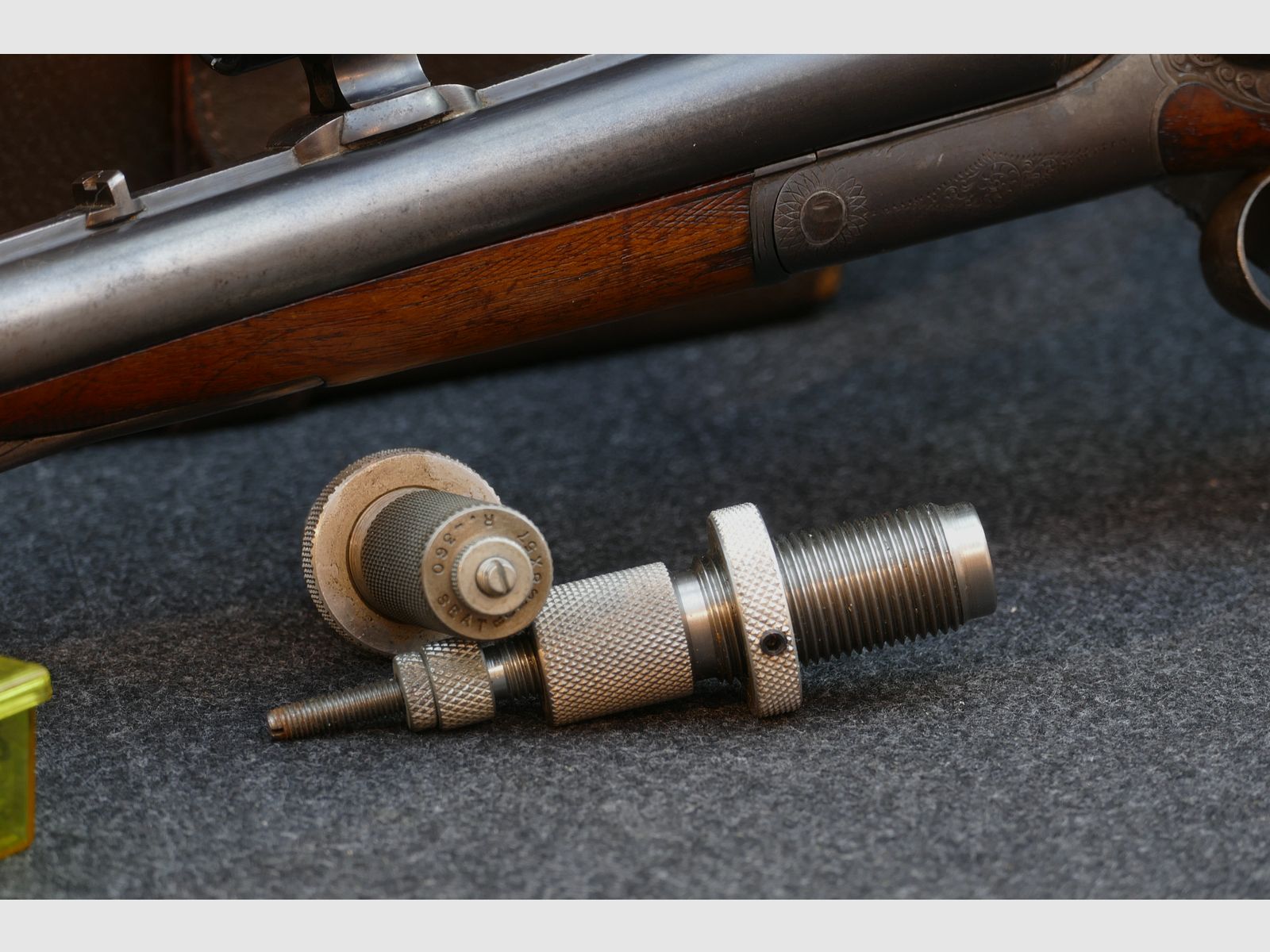 Fucile a canne sovrapposte di Ferlach, calibro 8×57 R‑360 / 16/65, cannocchiale Kahles Vienna H/4×, valigetta in pelle, matrici, bossoli e proiettili (173)