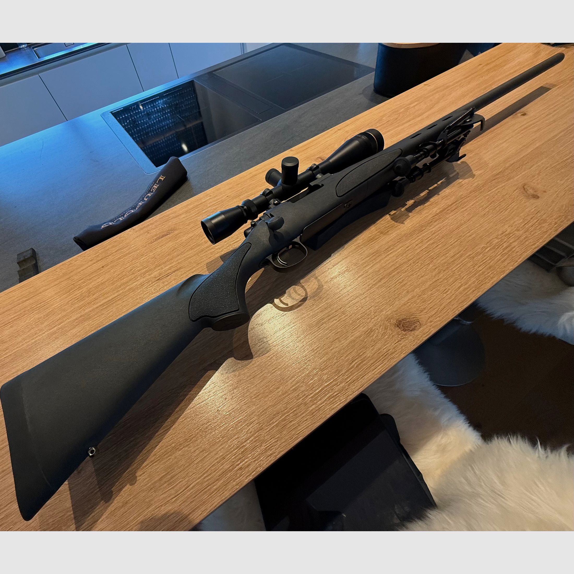 Fucile a ripetizione Remington 700 in calibro .223 REM con ottica Leupold 6–18 VX-II