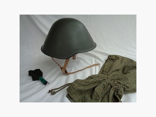 Orig. NVA Stahlhelm + Helmnetz & Strichtarnbezug, 1988, unbenutzt (NOS)