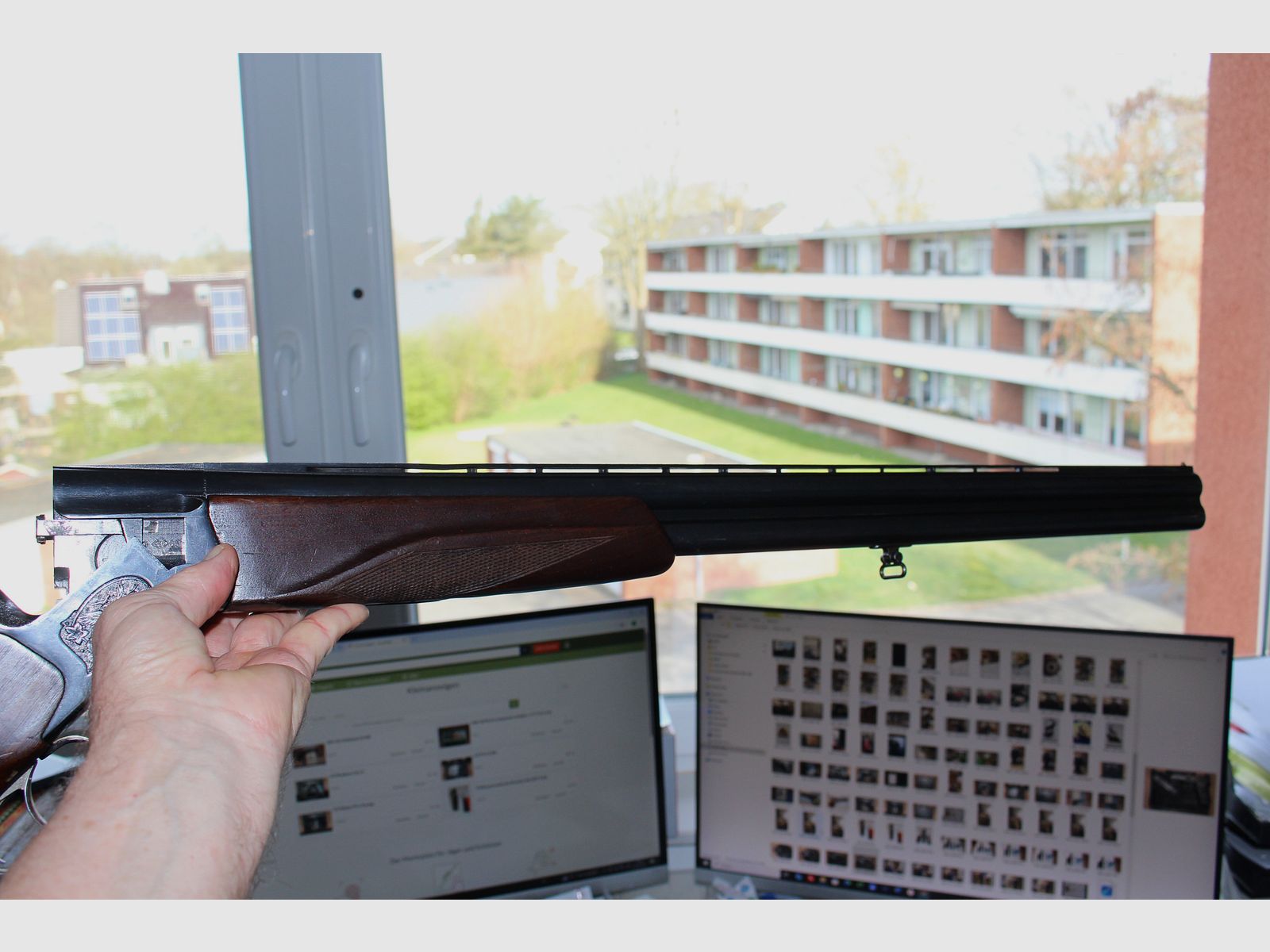 Waffenschrank in der graphitgrauen Farbe Grad 0 EN 1143-1 Safe 0-4 mit elektronischem Zahlenschloss S & G Spartan mit Tastatur und die Flinte als Geschenk erhalten