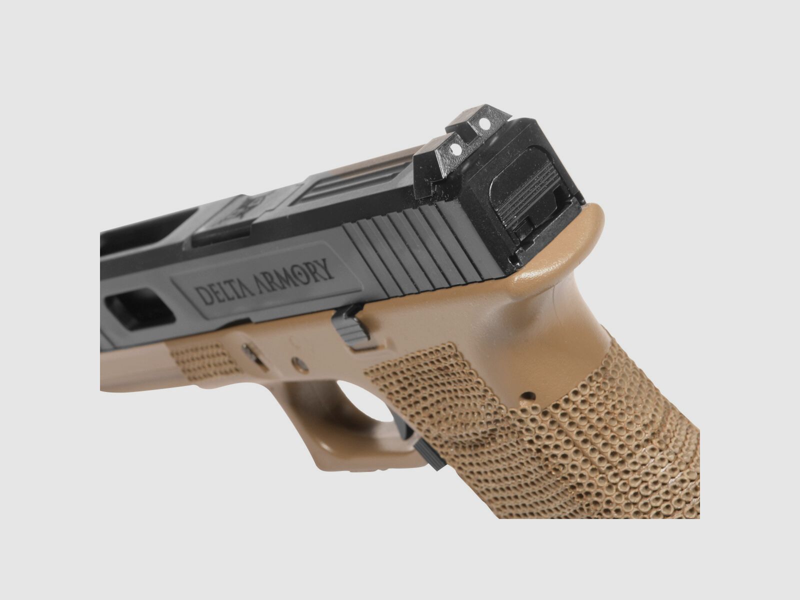 P02 GBB Airsoft Pistool met Grip Stippling in Tan | Delta Armory