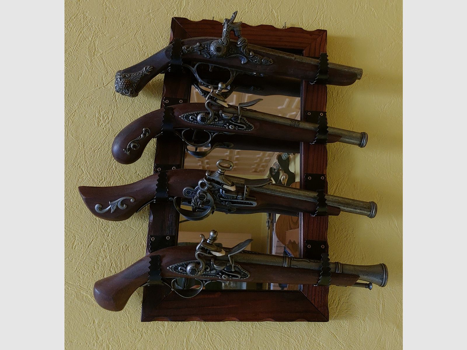 5  Deko Handfeuerwaffen auf Spiegelhalter, Engl.- Franz. Steinschloss Pistolen, Nachbau, Deko
