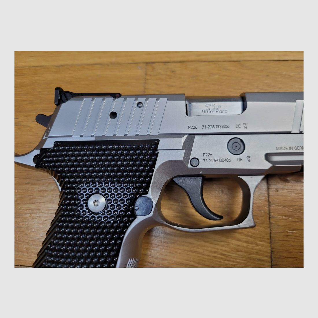 Superpistool Sig Sauer X Five Allround – Kal. 9×19 – 100% roestvrij staal – Uiterst zorgvuldige afwerking – Matchloop – 3 (!) originele magazijnen van 17 schoten – Optie LPA achtervisier en fiber optic voorvisier – Extra grepen Armanov – Originele transportkoffer met echte scharnieren – Topwapen in nieuwstaat!, afbeelding 5 van 25