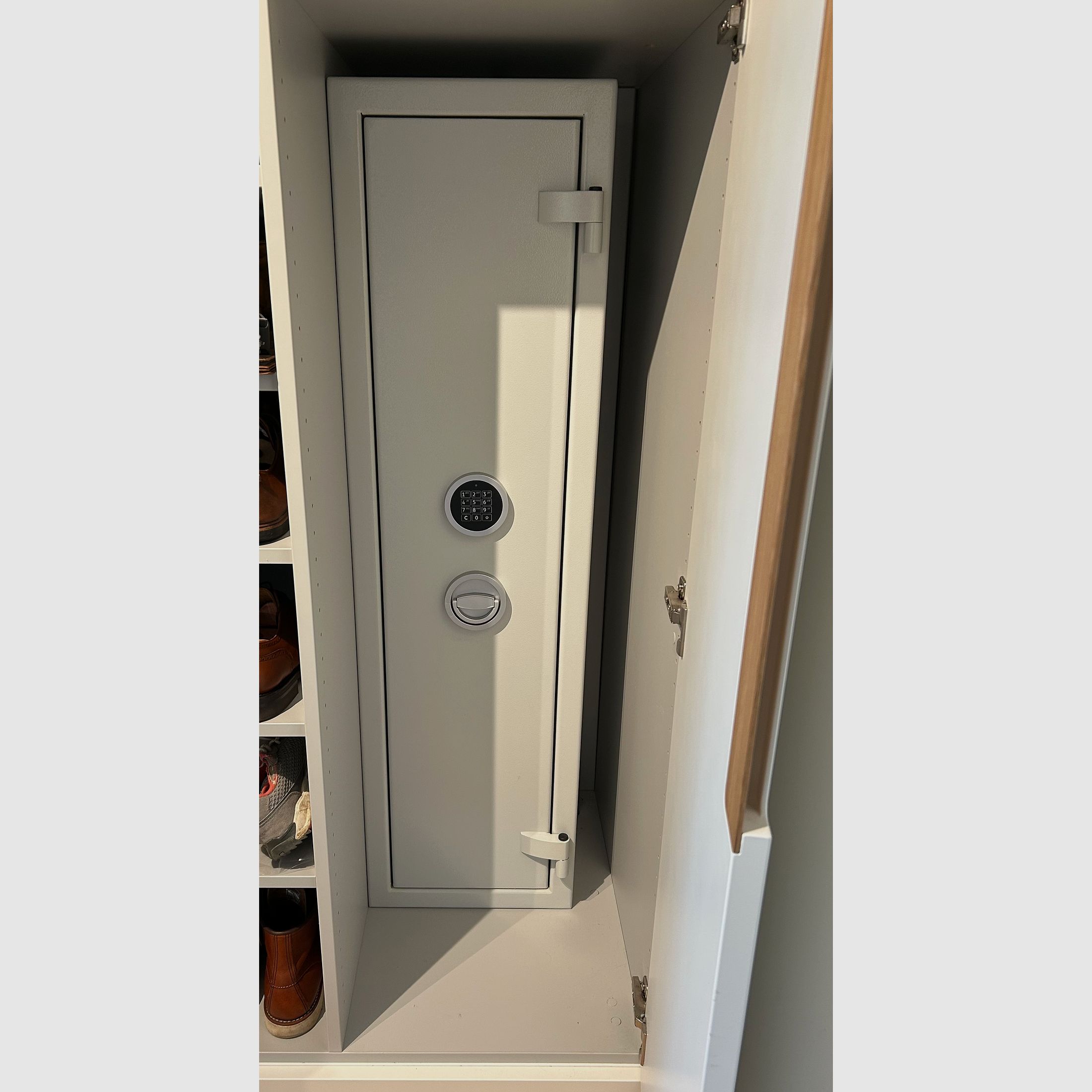 ISS Stahlschrank Luzern N/0 für 5 Langwaffen, Elektronikschloss STELLAR, Bohrungen auf der Rückwand und Boden