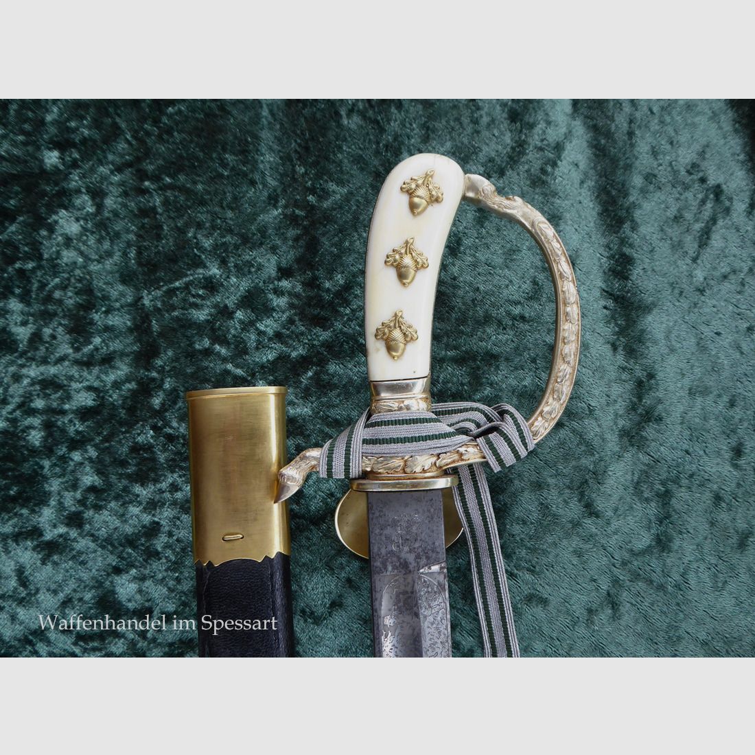 Cacciatore di cervi con recipiente a manico in versione decorativa dell'epoca della seconda guerra mondiale.