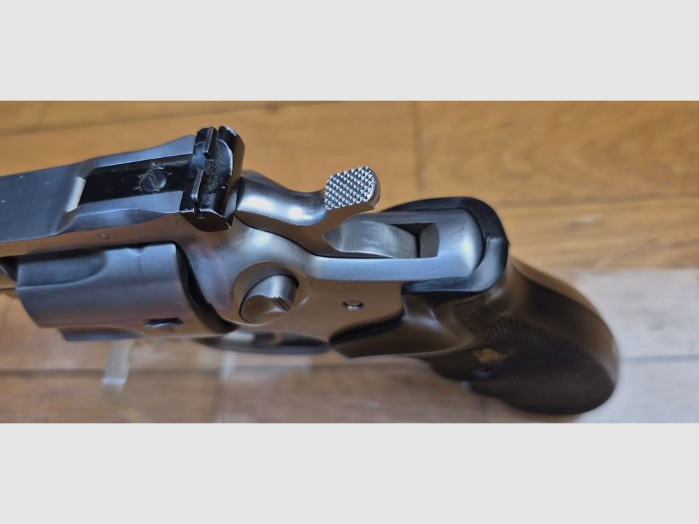 Très beau Revolver Sturm Ruger Security-Six — Cal .357 Magnum — Finition inox moins courante en six pouces — Arme de fin 1981 / début 1982 — Encore la meilleure époque de Bill Ruger — Très très belle condition physique de l&rsquo;athlète esthétique et mécanique ! — Plaquettes Pachmayr — Canon miroir — Un classique devenu rare en inox et en six pouces — TBE+ / TBE++, image 16 sur 28