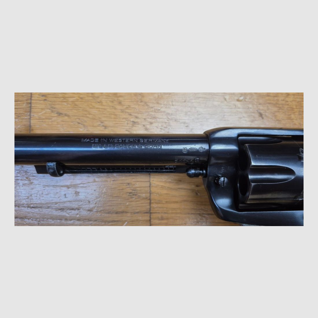 Bellissimo revolver Sauer & Sohn Western Six Shooter — .45 Long Colt — Prova Kiel del 1968 – SAA 1873 – Canne da sei pollici – Buone impugnature in noce in TBE – Meccanica molto buona – Canne a specchio superbe / camere idem – Bellissimo Buscadero 100% in TBE incluso! – Arma in BE+/TBE, immagine 6 di 29