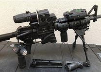 Schmeisser AR15 M4_z akcesoriami