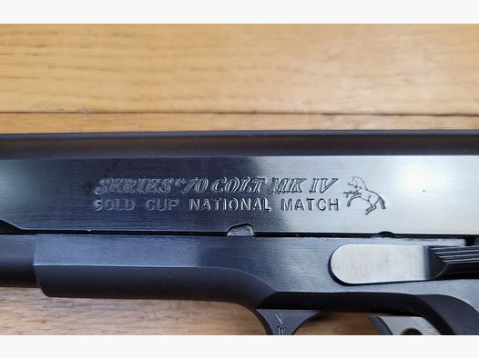 Iconique Colt 1911 Gold Cup National Match – Serie 70 – cal. 45acp – Exemplaire préparé avec Bushing Briley , Kit DPM et plaquettes Hogue (le top!) – Détente réglable ultra nette – Bronzage splendide – Dessus de culasse striée et plat – Canon Match – Arme de 2021 n&rsquo;ayant quasi jamais vu la poudre (400 coups!) – Le Python des 1911 livré dans sa mallette d&rsquo;origine complète – État neuf !