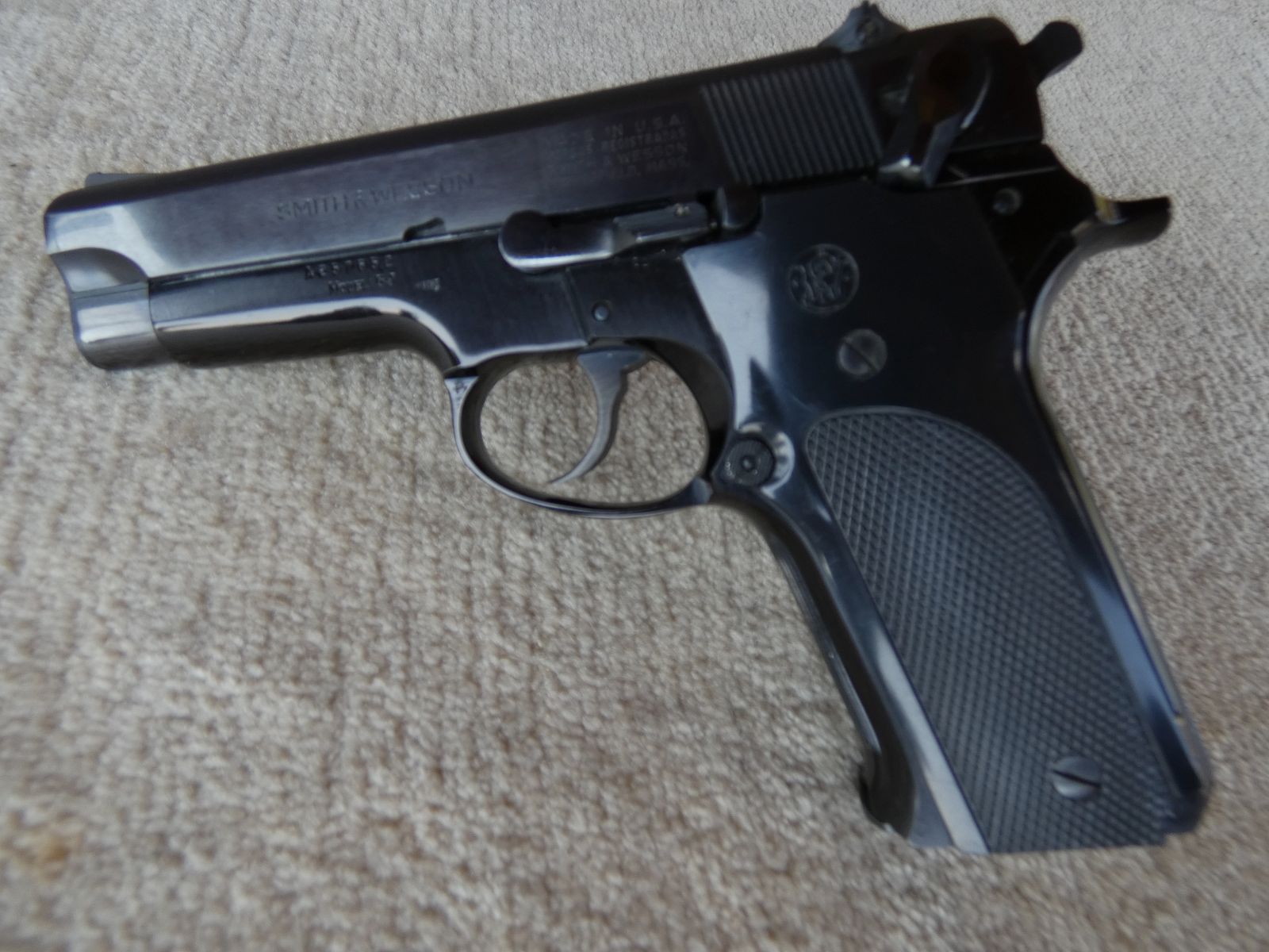 S&W pistol, 9mm Luger
