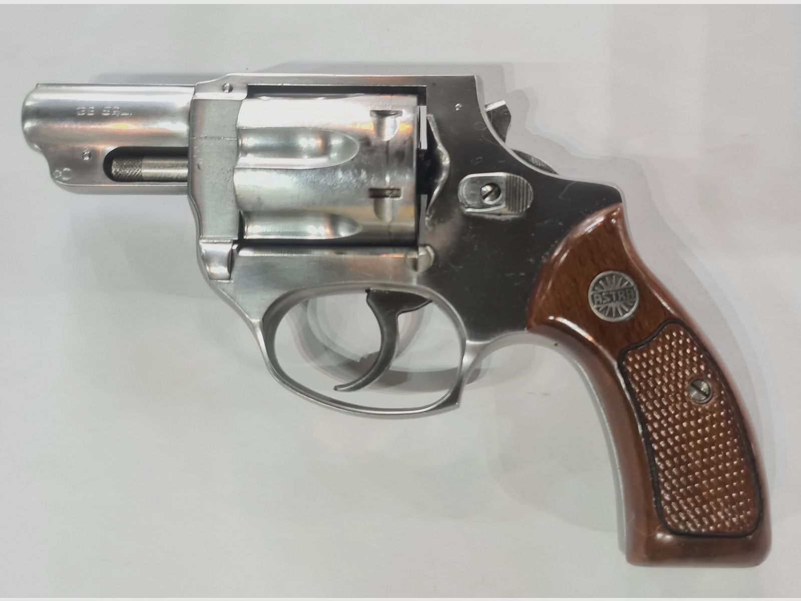 Revólver ASTRA INOX 680 cal. .38 SPL BRONZE, usado, muy buen estado, imagen 1 de 2