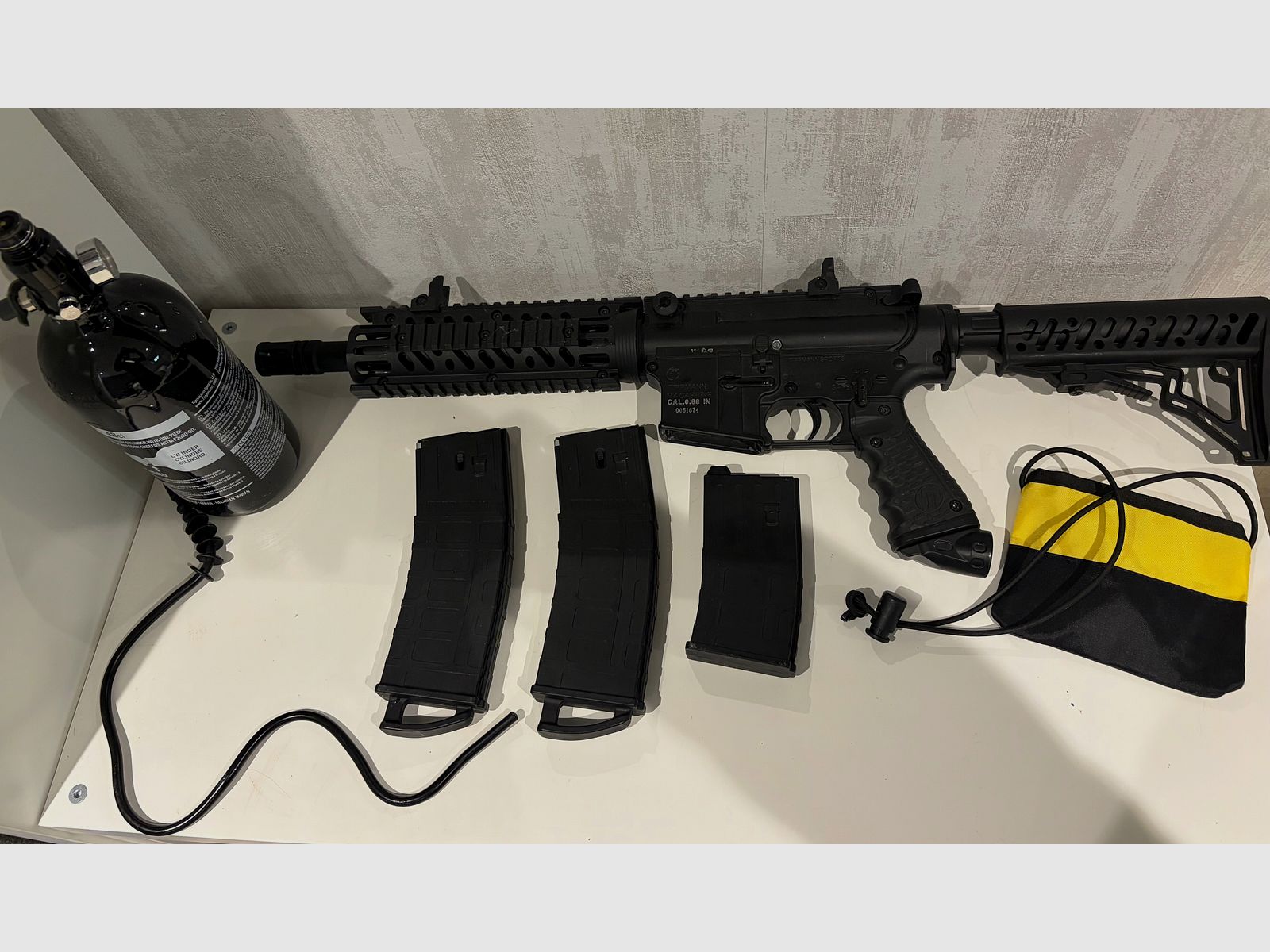 Tippmann TMC MagFed Markierer im M16-Look + 2 Magazine & große Flasche 
